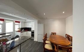 4 Bedroom House 10 Mins Walk To The Beach And Less Than A Mile From Bournemouth Main Station