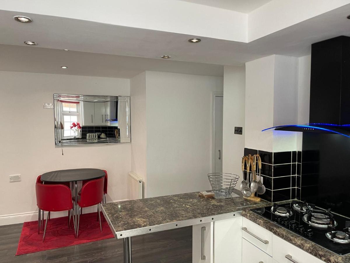 4 Bedroom House 10 Mins Walk To The Beach And Less Than A Mile From Bournemouth Main Station Exterior photo