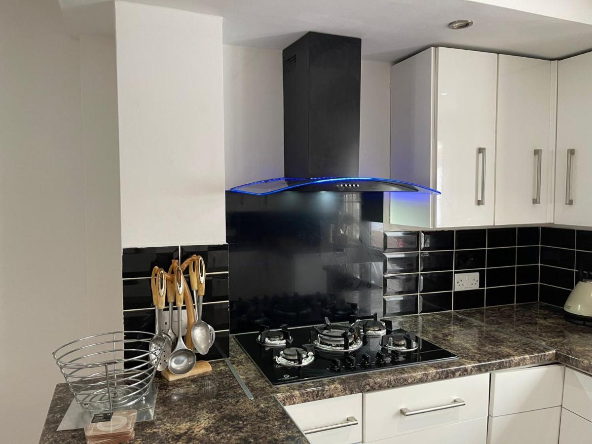 4 Bedroom House 10 Mins Walk To The Beach And Less Than A Mile From Bournemouth Main Station Exterior photo